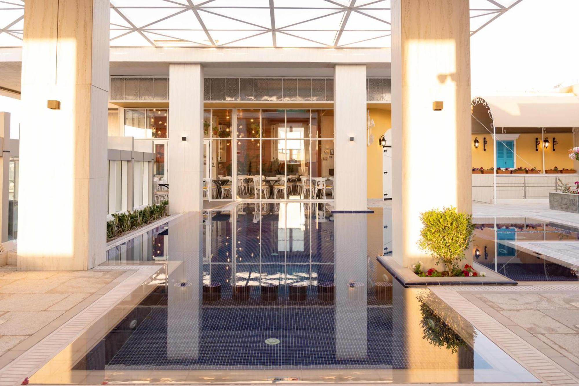 Millennium Place โดฮา ภายนอก รูปภาพ The fountain at the entrance of the hotel